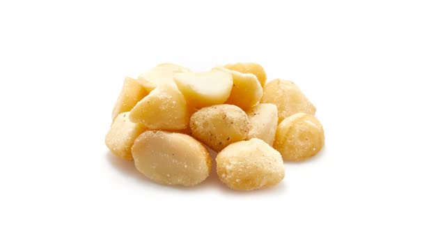 Yupik Macadamia Nuts, Medium Pieces, 2.2 lb (35.2 oz), Raw and Unsalted, Gluten-Free and Kosher, Unroasted Oil-Free Nuts with Creamy Flavor, Source of Fiber, Ideal for Baking, Cooking, and Healthy Snacking