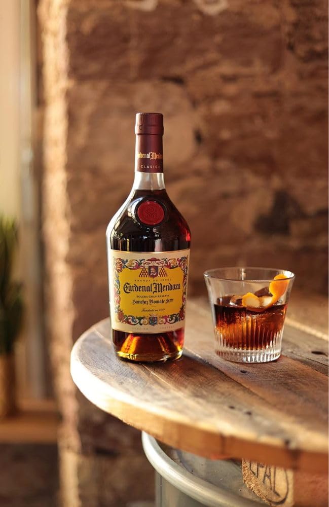 Cardenal Mendoza Clásico Solera Gran Reserva, Brandy de Jerez (1x0,7l) 40% vol - In edler Geschenkverpackung mit Brandyglas - 15 Jahre im Solera-System gereift, ausgewogener Geschmack, angenehm süß