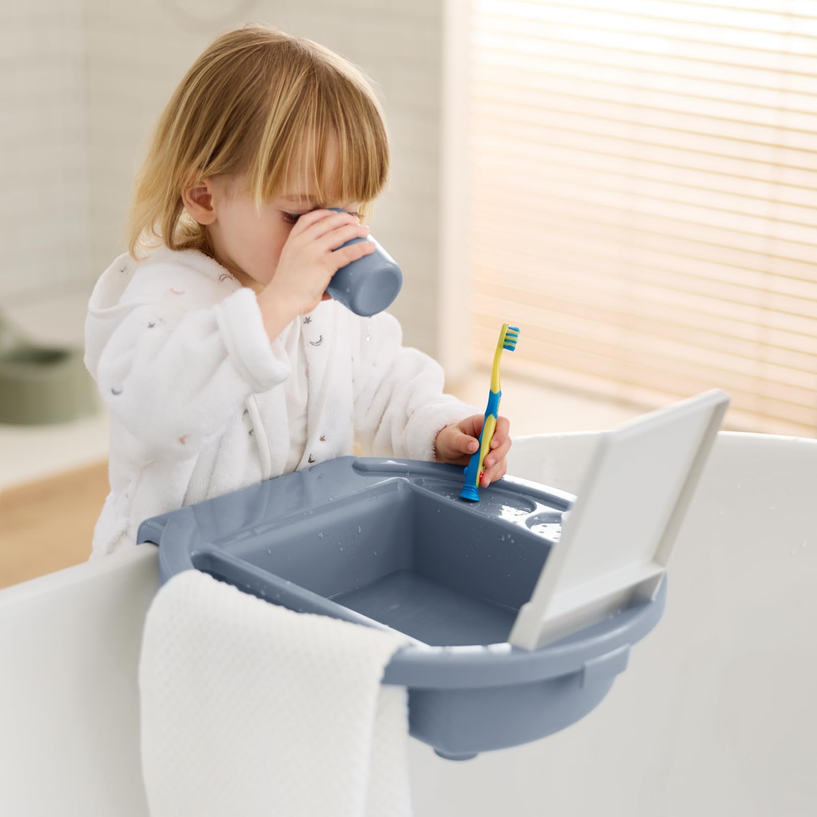 Rotho Babydesign Kiddy Wash - Kinderwaschbecken - Waschbecken - mobiles Kinderwaschbecken für die Badewanne - mit Spiegel- Ideal für Bad & Kinderzimmer grün
