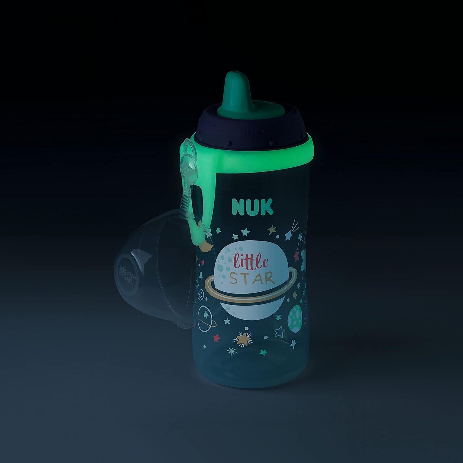 NUK Kiddy Cup Night Trinkbecher für Kleinkinder | 12+ Monate | 300 ml | Auslaufsicheres, verstärktes Mundstück | Leuchtet im Dunkeln | Clip & Schutzkappe | BPA-frei | Blau