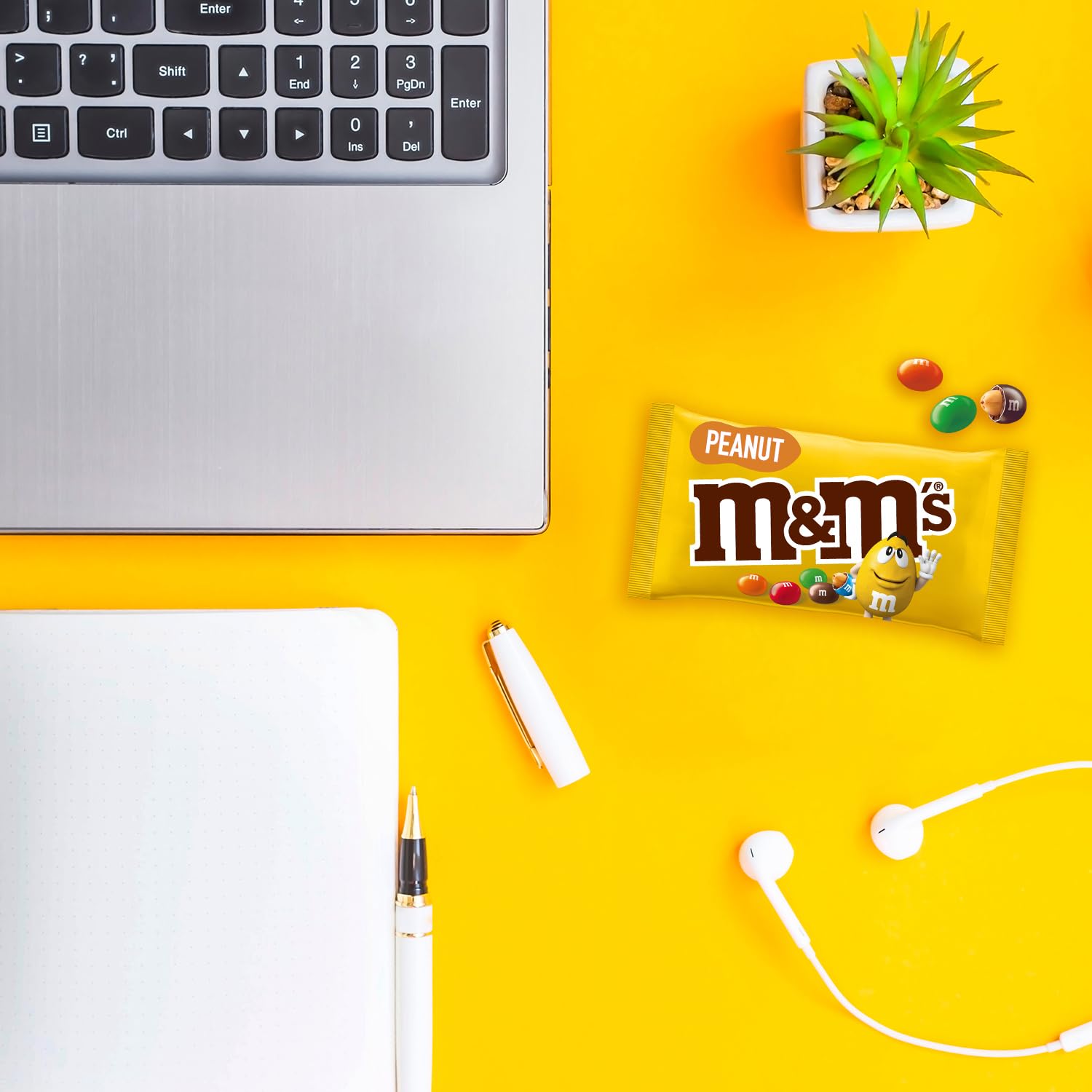 M&M's Crispy, Schokoladen Großpackung, 24 x 36g, Knusprige Schokolinsen als Süßigkeiten, Schokoladen Geschenk (816g)