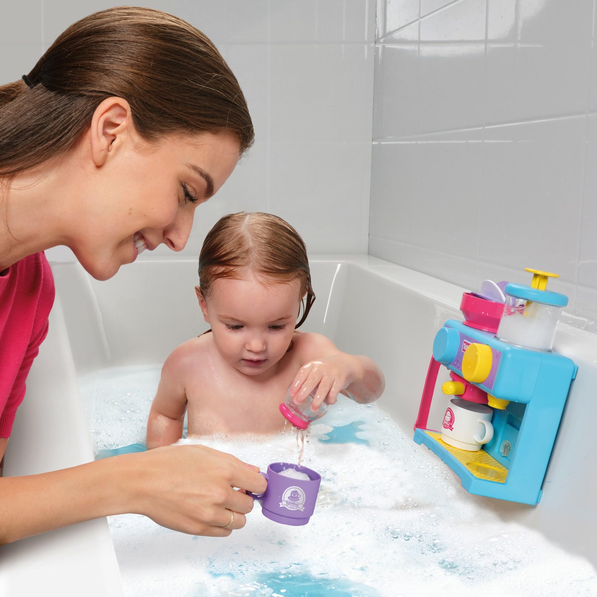 Tomy Toomies Bade-Barista, Wandmontiertes Baby-Badespielzeug als Café & Schaumbad-Spielküche für Kleinkinder - Küchen-Set: 3 Tassen, 1 Krug, 1 Shaker – ab 18 Monaten für Mädchen & Jungen
