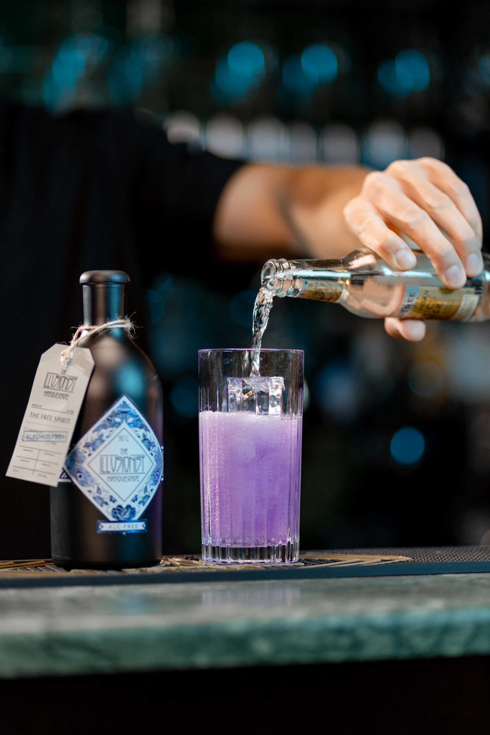 The Illusionist Dry Gin | Der Farbwechsel Gin | 16 Premium Botanicals | Floral & Fruchtig | 45% Vol. | 500ml