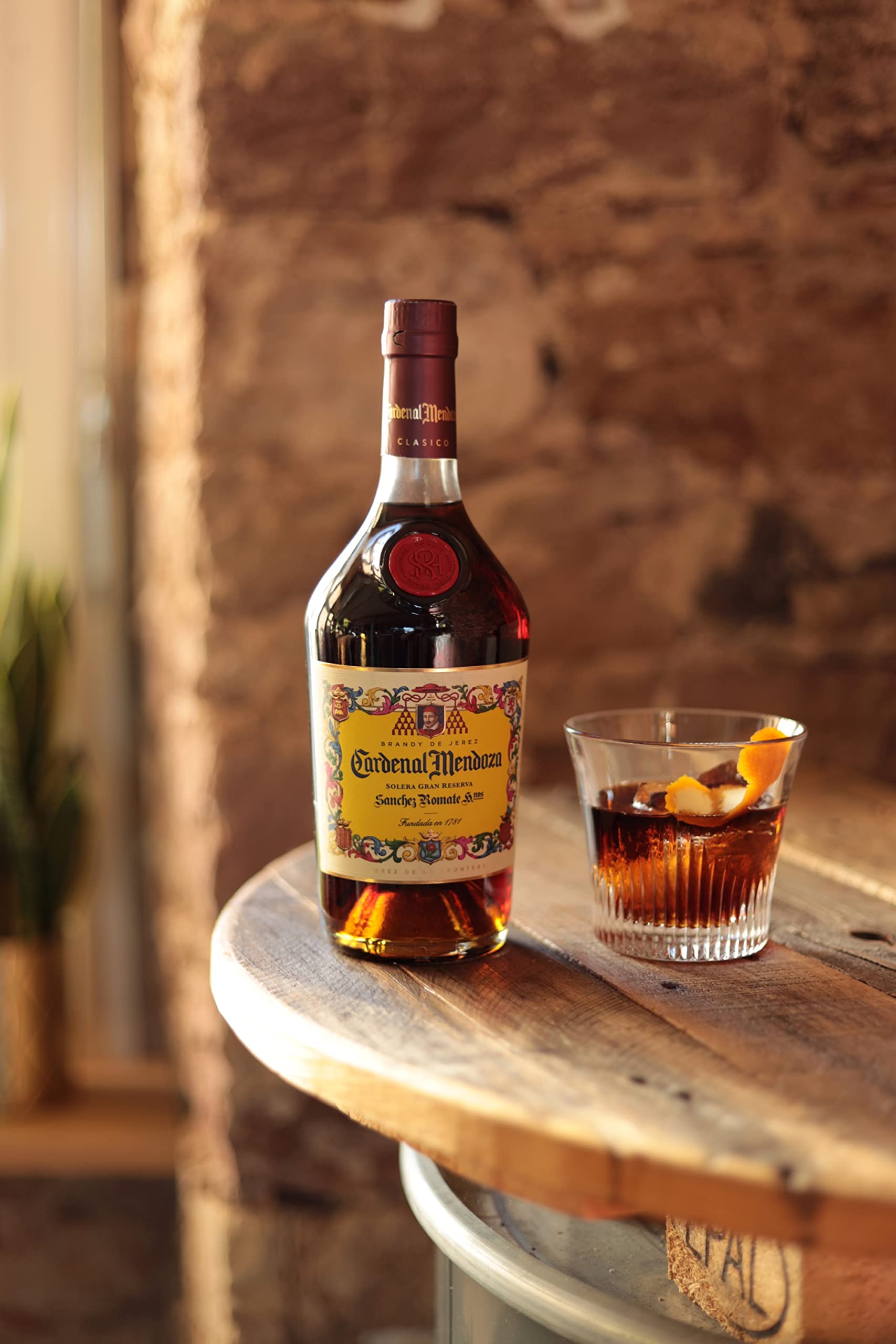 Cardenal Mendoza Clásico Solera Gran Reserva, Brandy de Jerez (1x0,7l) 40% vol - In edler Geschenkverpackung mit Brandyglas - 15 Jahre im Solera-System gereift, ausgewogener Geschmack, angenehm süß