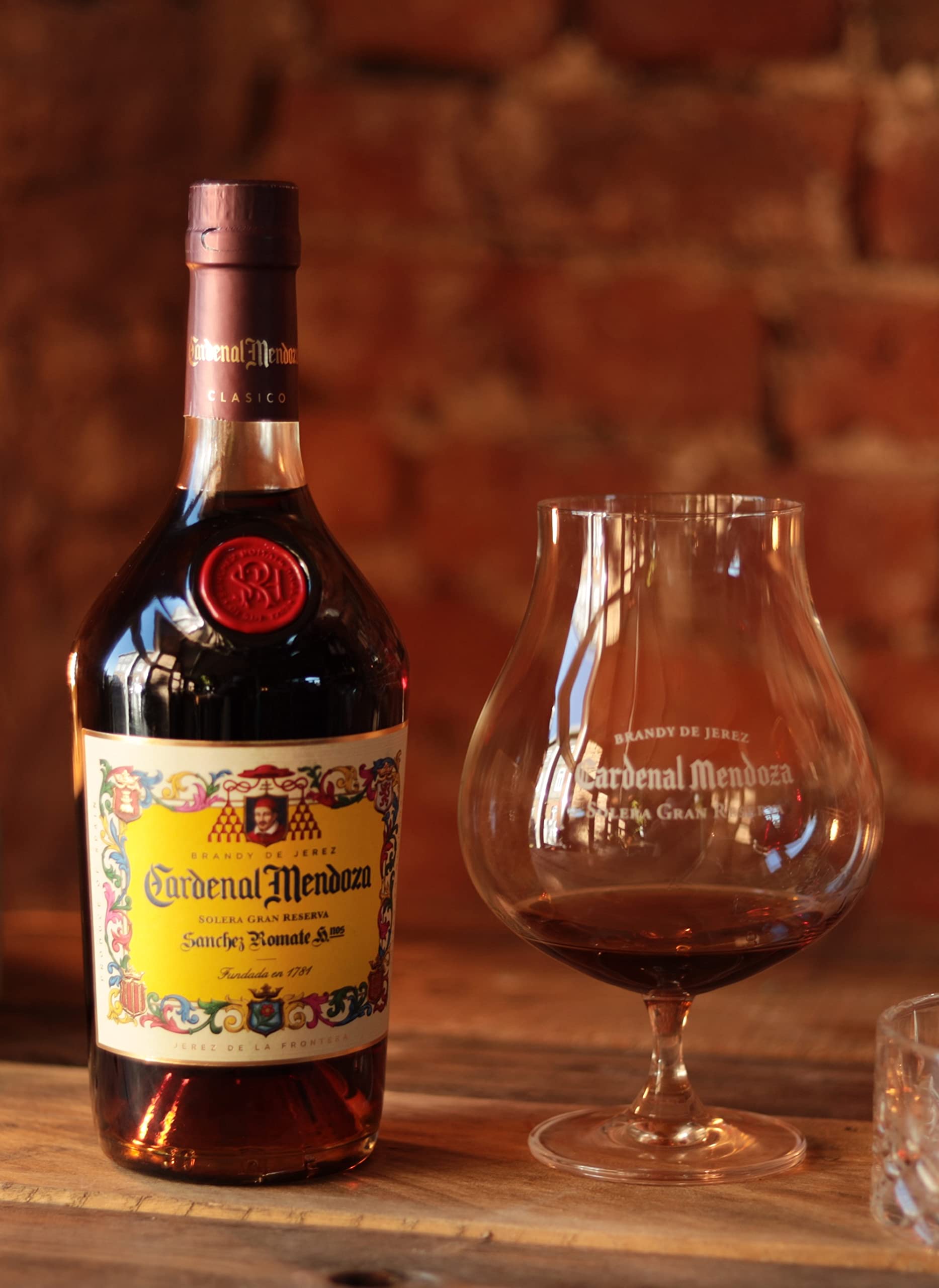 Cardenal Mendoza Clásico Solera Gran Reserva, Brandy de Jerez (1x0,7l) 40% vol - In edler Geschenkverpackung mit Brandyglas - 15 Jahre im Solera-System gereift, ausgewogener Geschmack, angenehm süß