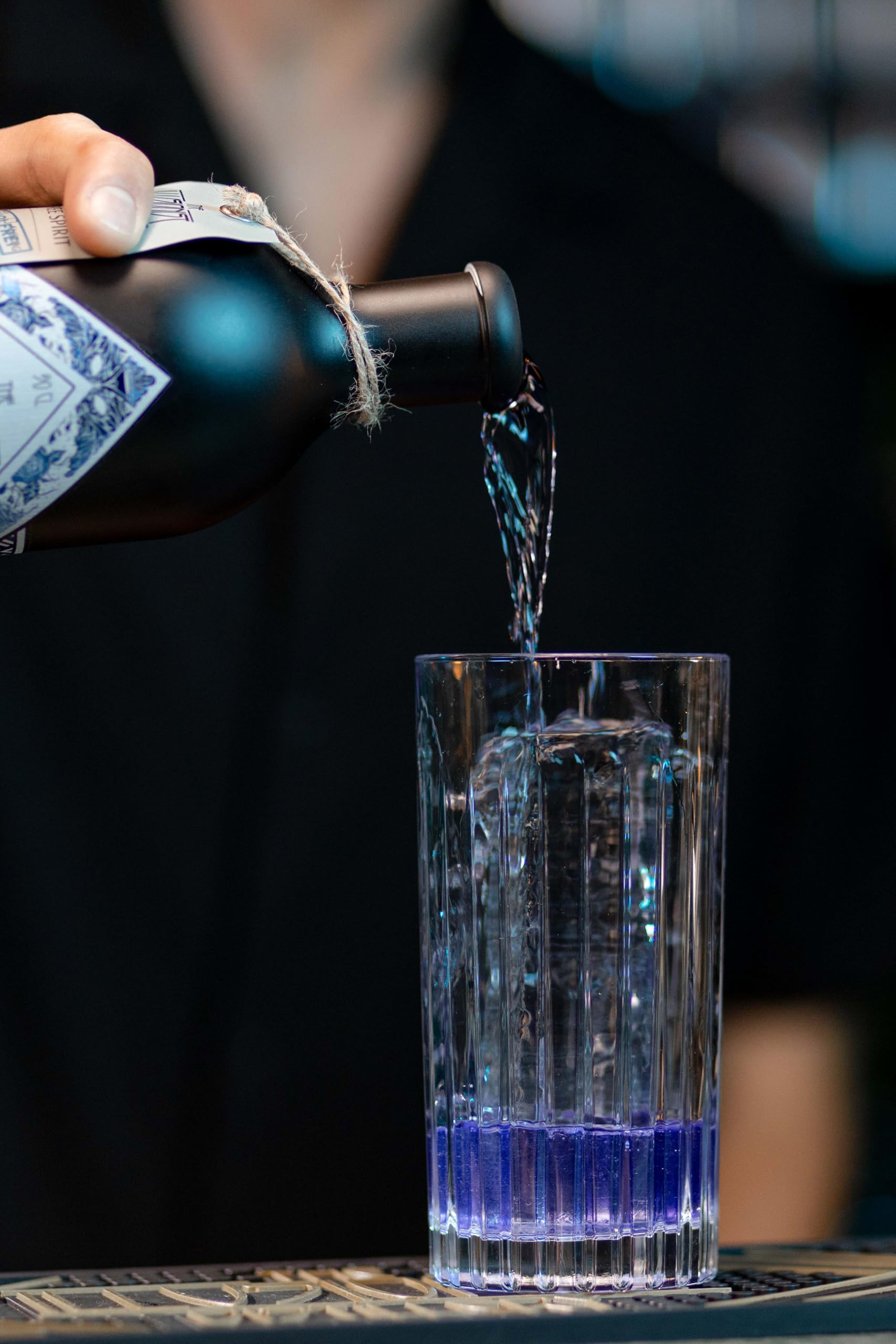 The Illusionist Dry Gin | Der Farbwechsel Gin | 16 Premium Botanicals | Floral & Fruchtig | 45% Vol. | 500ml