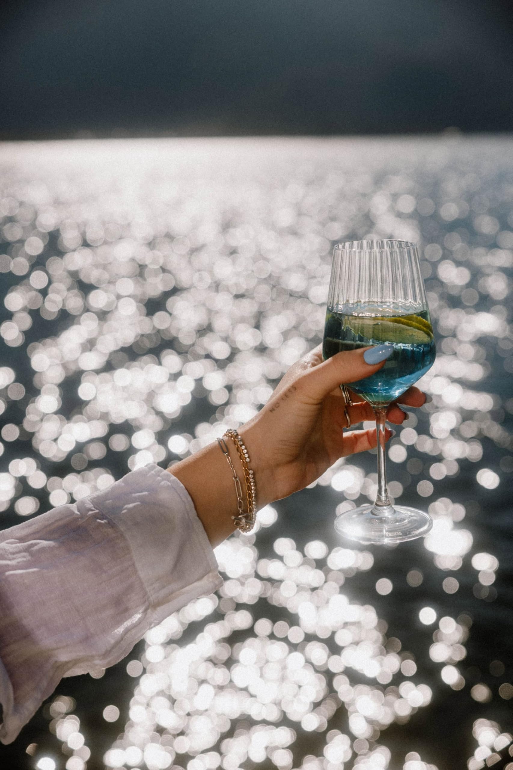 The Illusionist Dry Gin | Der Farbwechsel Gin | 16 Premium Botanicals | Floral & Fruchtig | 45% Vol. | 500ml