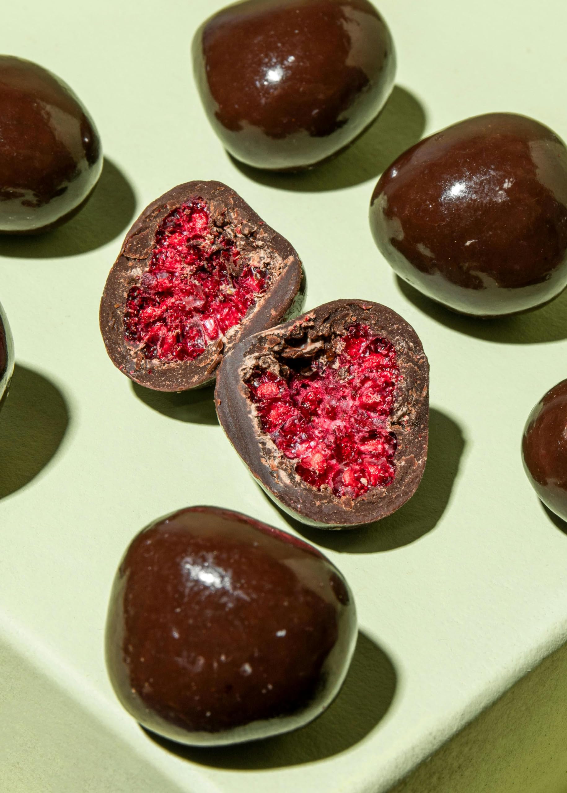 KoRo - Gefriergetrocknete Erdbeeren in Milchschokolade 1 kg - Knackig Fruchtig - Snack im Vorteilspack