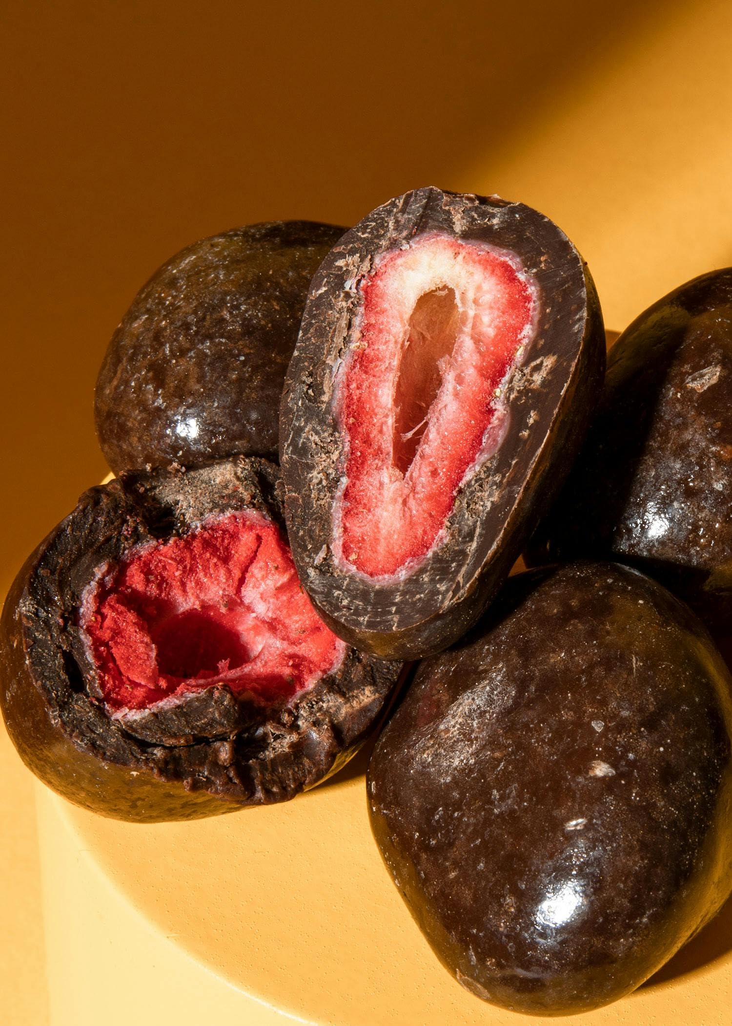 KoRo - Gefriergetrocknete Erdbeeren in Milchschokolade 1 kg - Knackig Fruchtig - Snack im Vorteilspack