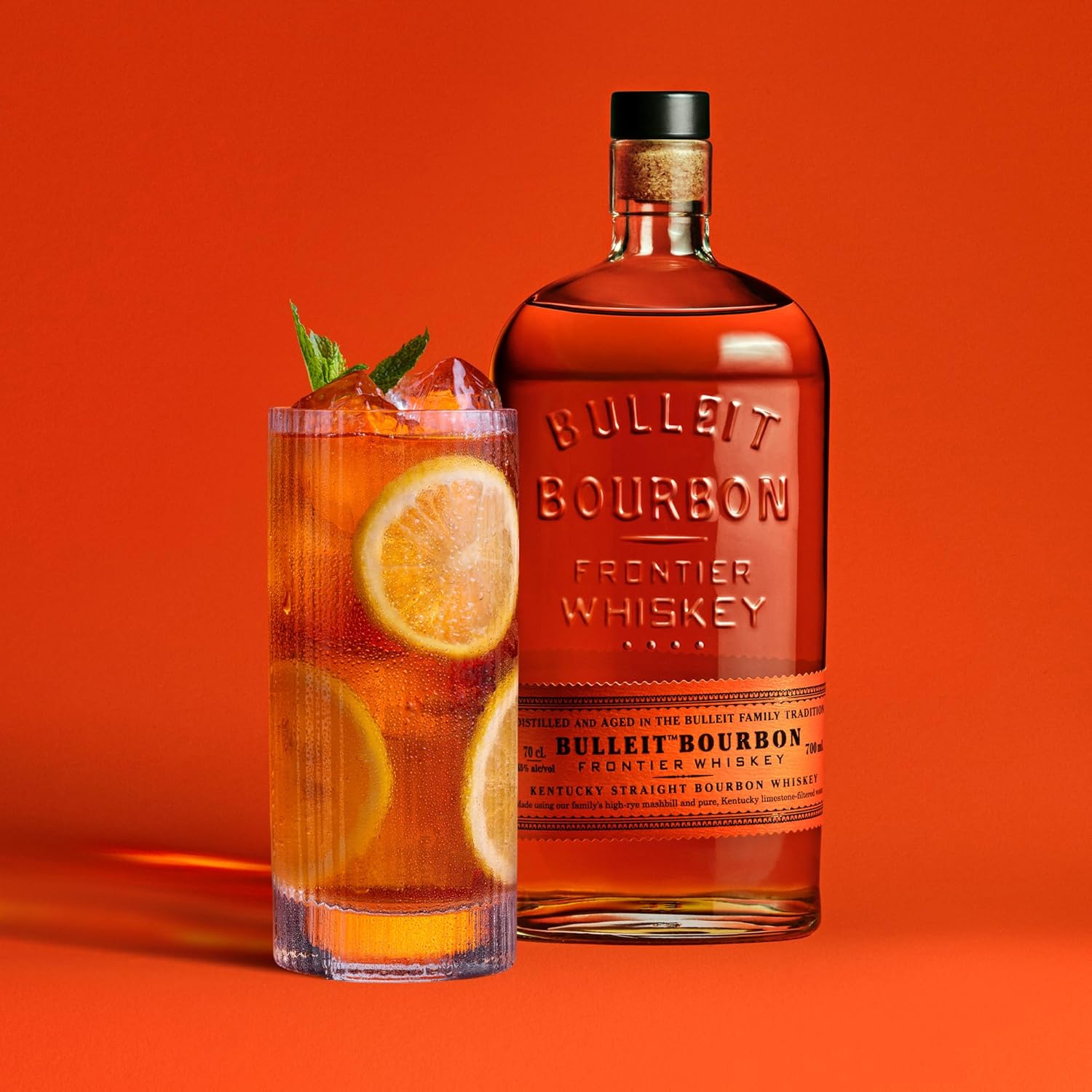 Bulleit Bourbon Frontier, American High Rye Whiskey, Geschenkempfehlung für Freunde & die Liebsten, handverlesene Kentucky Tradition, 45% vol, 700ml Einzelflasche