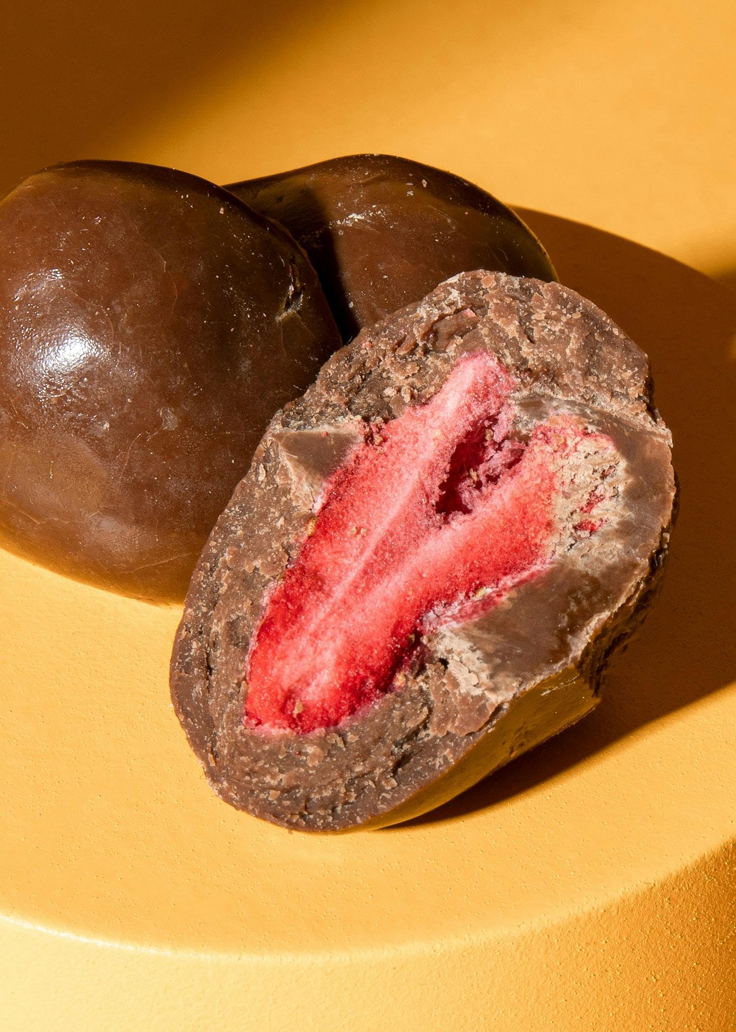 KoRo - Gefriergetrocknete Erdbeeren in Milchschokolade 1 kg - Knackig Fruchtig - Snack im Vorteilspack