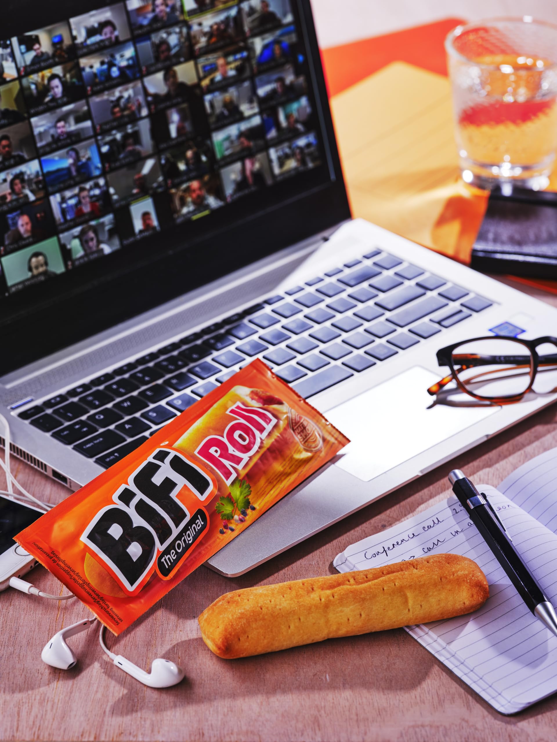 BiFi Roll – 30er Pack (30 x 45g) - Salami Snack in einem lockeren Teig – Original Wurstsnack To Go - für Unterwegs, im Büro oder beim Sport - mit Pfeffer, Koriander und Knoblauch