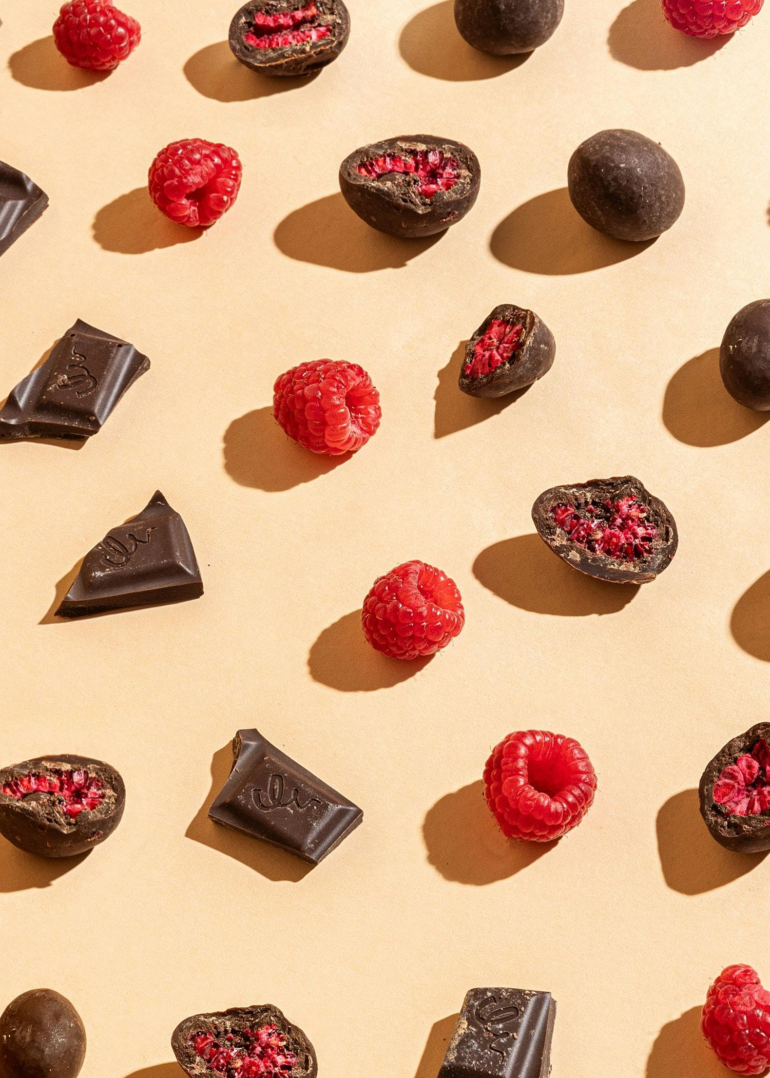 KoRo - Gefriergetrocknete Erdbeeren in Milchschokolade 1 kg - Knackig Fruchtig - Snack im Vorteilspack