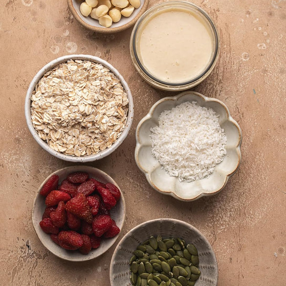 Yupik Macadamia Nuts, Medium Pieces, 2.2 lb (35.2 oz), Raw and Unsalted, Gluten-Free and Kosher, Unroasted Oil-Free Nuts with Creamy Flavor, Source of Fiber, Ideal for Baking, Cooking, and Healthy Snacking