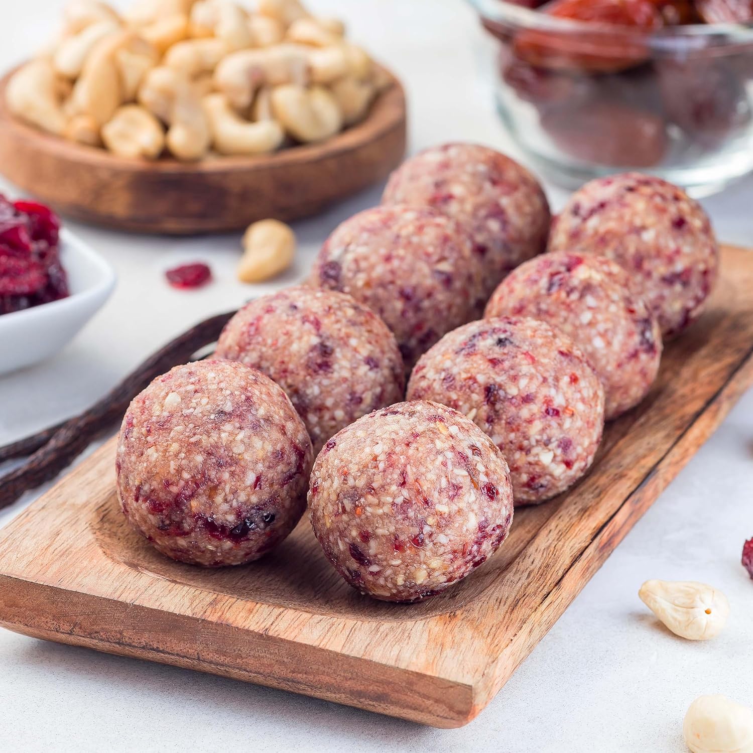 Yupik Organic Raw Cashews, 2.2 lb (35.2 oz), Kosher, Gluten-Free, Non-GMO, Vegan, Whole Nuts, Unsalted, Unroasted, Source of Protein & Iron, Nutritious, Crunchy, Healthy Snacks, For Baking & Cooking