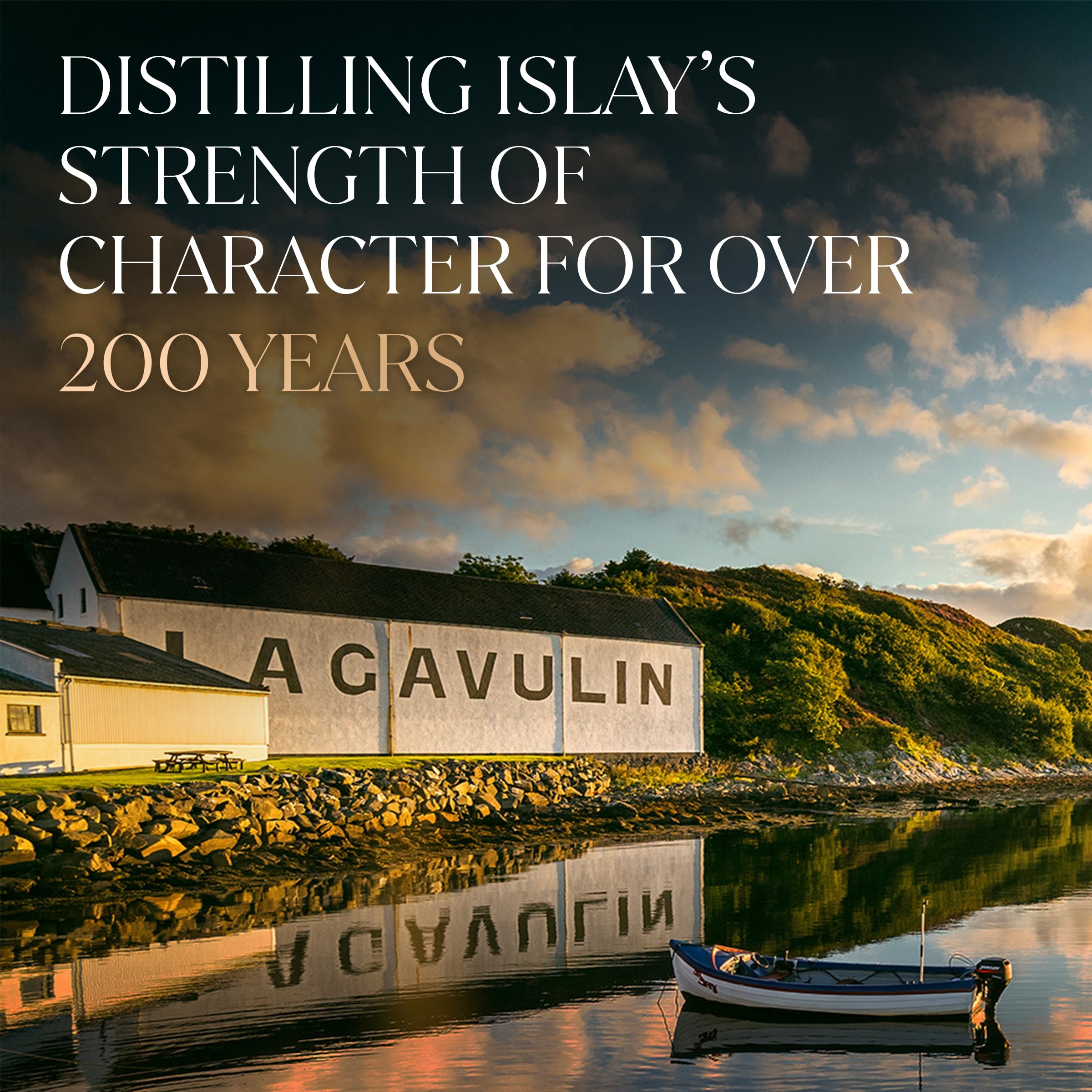 Lagavulin 16 Jahre Islay Single Malt Scotch Whisky, 43 % Vol, vol| rauchig, intensiv, torfig, süßer und salziger Single Malt Whisky, in Geschenkbox, gereift in Eichenfässern, 700ml